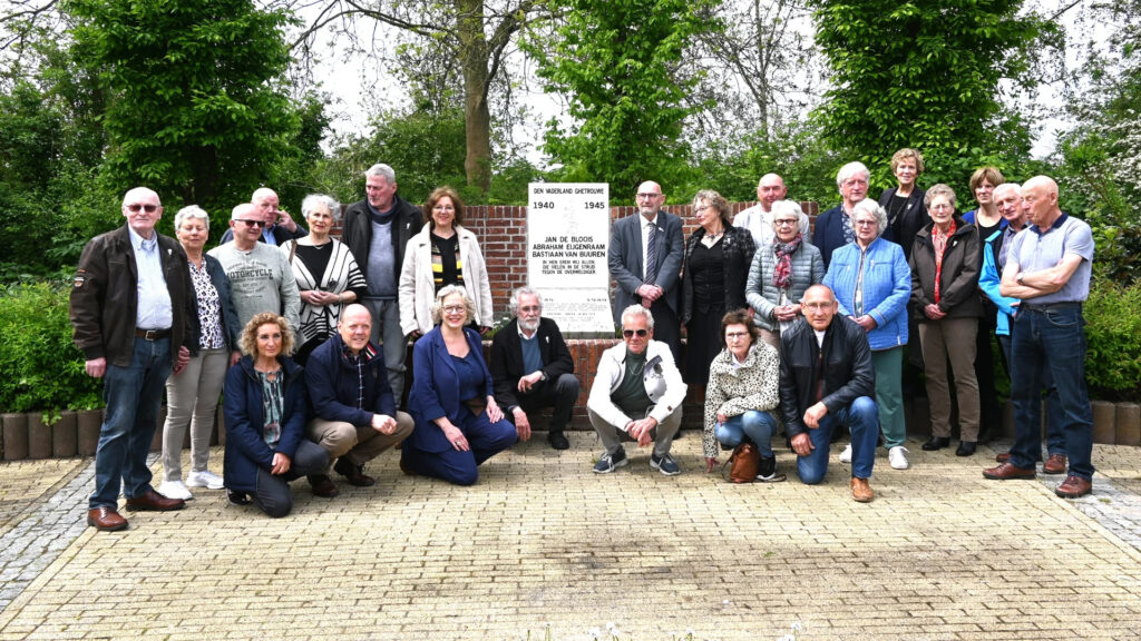 De familie Van Buuren was ruim vertegenwoordigd bij de onthulling van het Maaslandse monument.