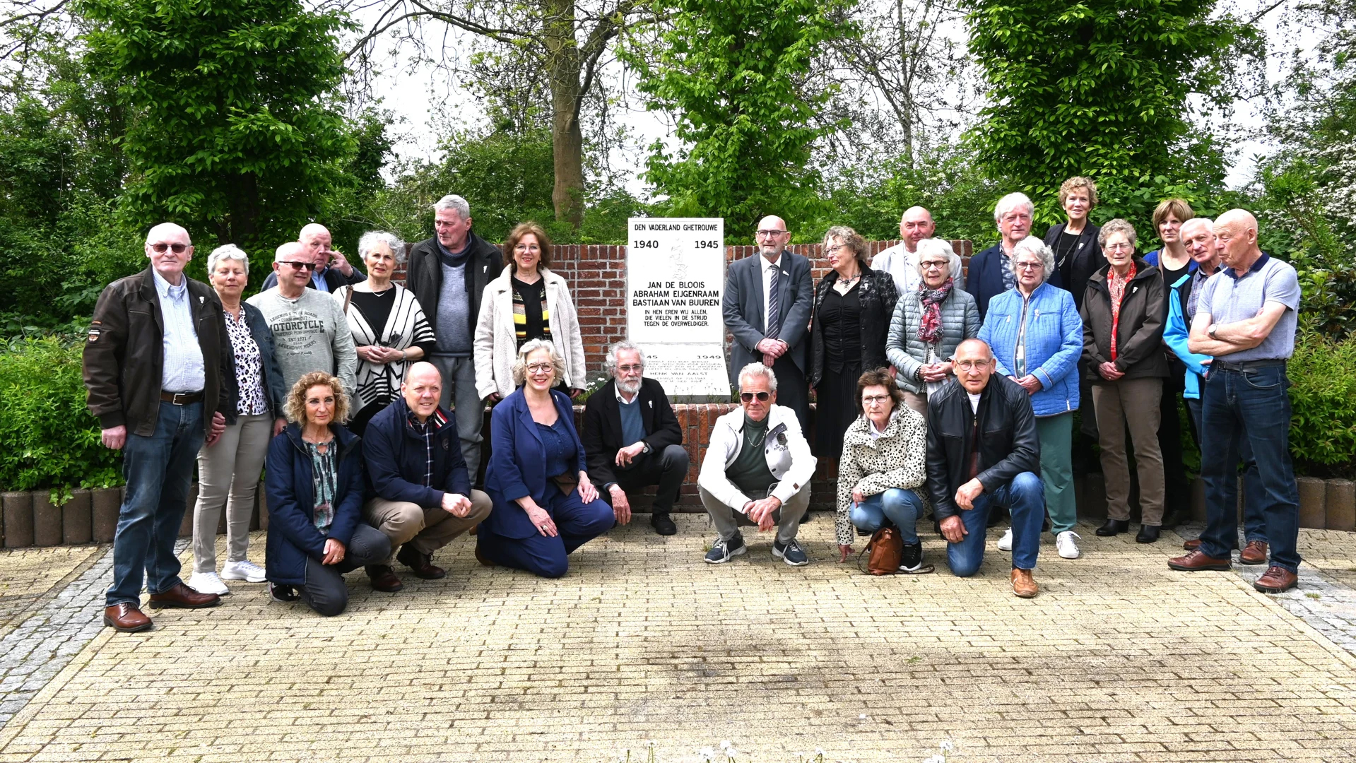 De familie Van Buuren was ruim vertegenwoordigd bij de onthulling van het Maaslandse monument.